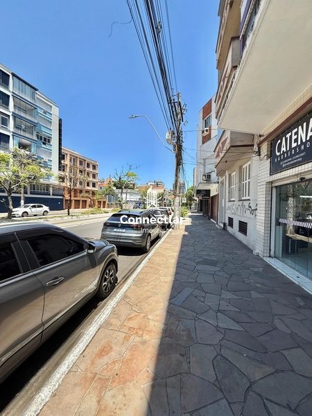 Amplo apartamento reformado com sacada no bairro Petrópolis: 25ª foto da galeria de imagens do imóvel