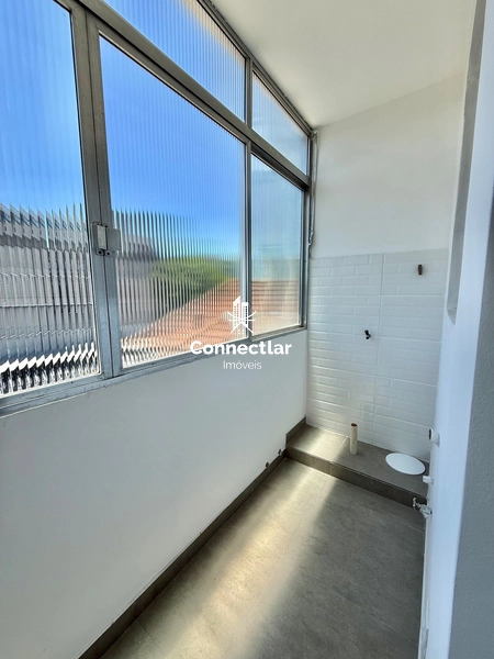 Amplo apartamento reformado com sacada no bairro Petrópolis: 6ª foto da galeria de imagens do imóvel