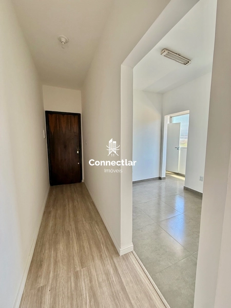 Amplo apartamento reformado com sacada no bairro Petrópolis