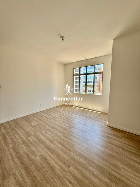 Amplo apartamento reformado com sacada no bairro Petrópolis: 13ª foto da galeria de imagens do imóvel