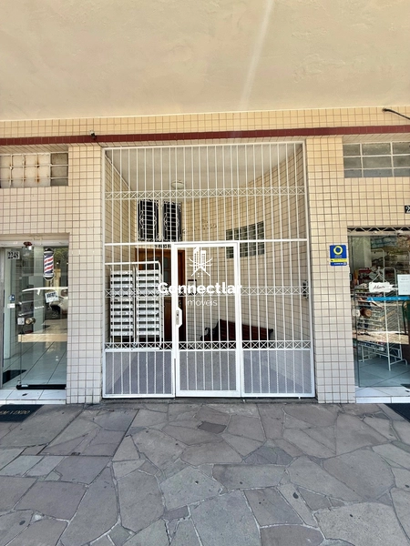 Amplo apartamento reformado com sacada no bairro Petrópolis: 2ª foto da galeria de imagens do imóvel