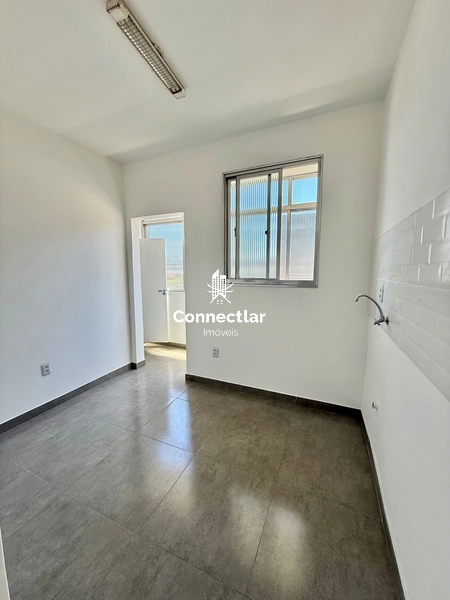 Amplo apartamento reformado com sacada no bairro Petrópolis: 4ª foto da galeria de imagens do imóvel