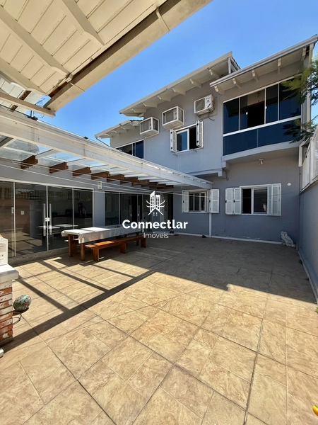 Imóvel exclusivo com duas casas e espaço gourmet integrado