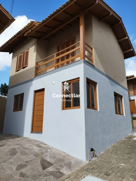 CASA AMPLA EM CONDOMINIOP FECHADO.