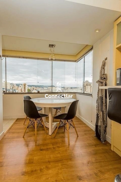 Apartamento semimobiliado com 2 dormitórios com sacada