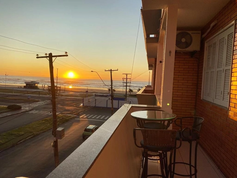 APARTAMENTO COM SACADA DE FRENTE E VISTA PARA O MAR: 1ª foto da galeria de imagens do imóvel
