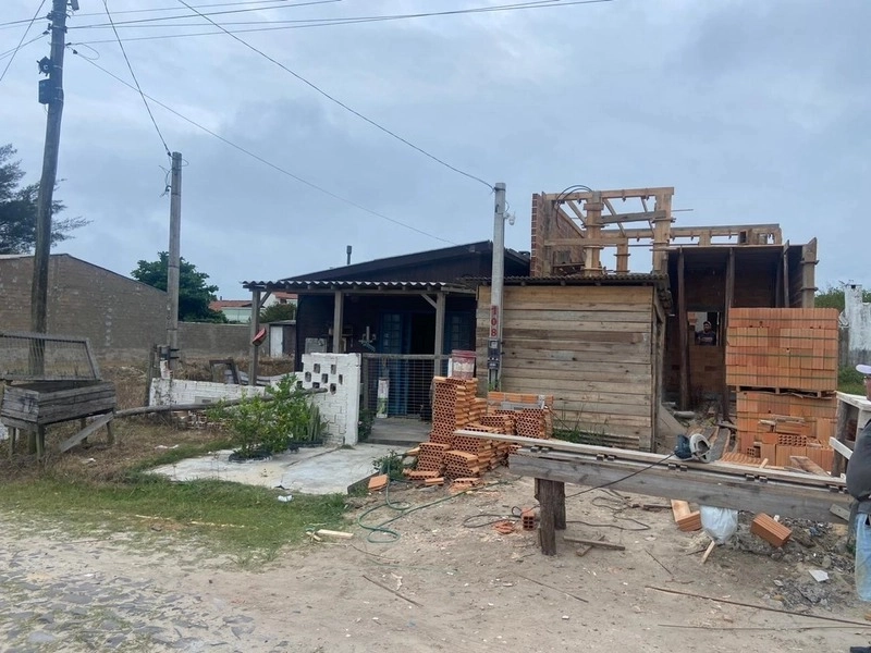 Casa com 2 dormitórios próxima a praia: 2ª foto da galeria de imagens do imóvel