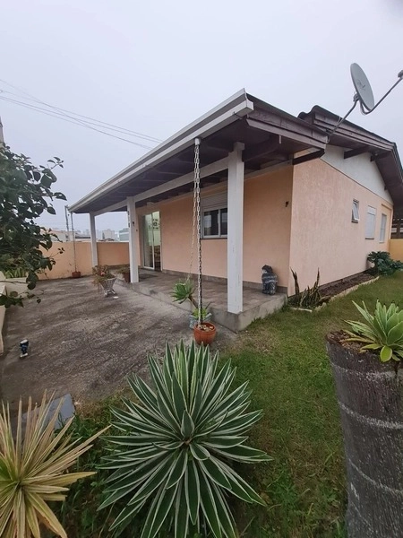 Casa com 3 dormitórios, piscina e anexo nos fundos perto da praia: 1ª foto da galeria de imagens do imóvel