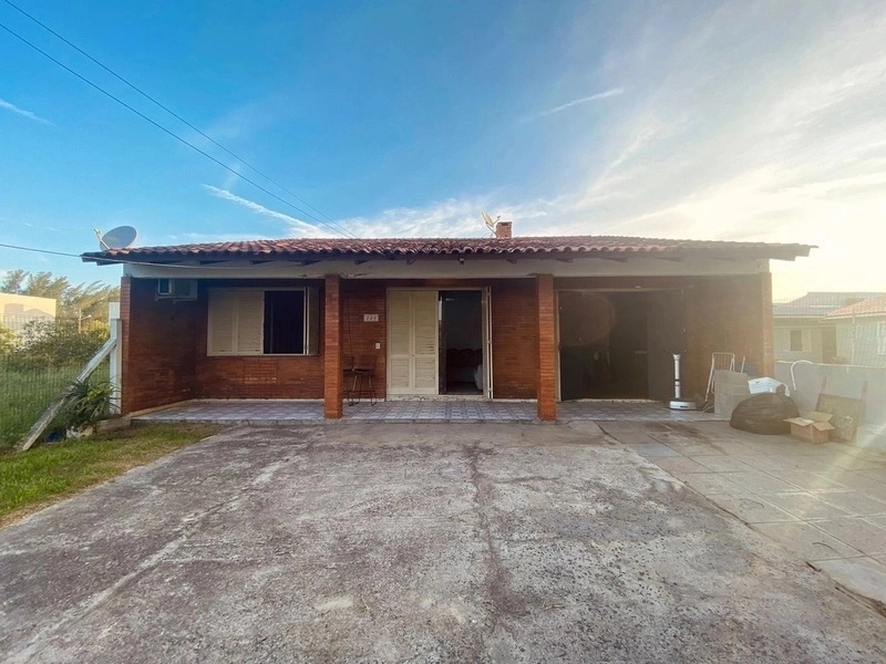 Casa com 3 dormitórios a 2 quadras do mar: 1ª foto da galeria de imagens do imóvel