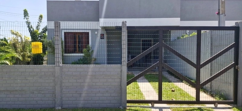 Casa de esquina a duas quadras do mar com 2 dormitórios: 1ª foto da galeria de imagens do imóvel