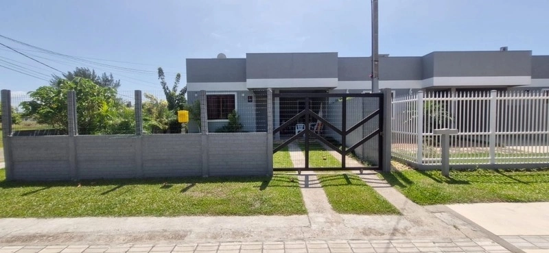 Casa de esquina a duas quadras do mar com 2 dormitórios: 2ª foto da galeria de imagens do imóvel