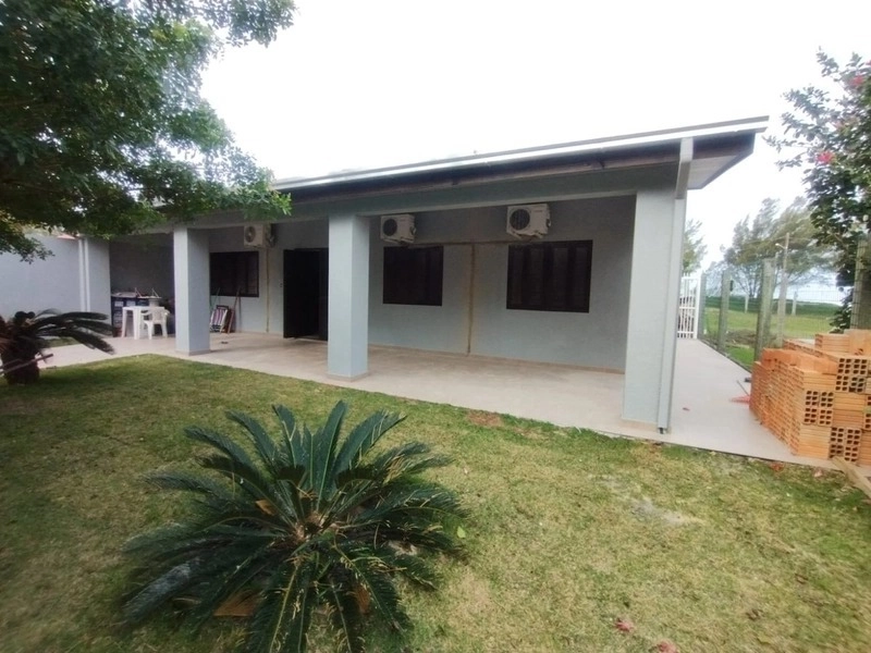 Casa com 3 dormitórios perto da praia e pátio amplo: 2ª foto da galeria de imagens do imóvel