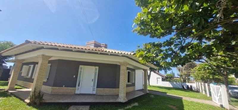 Casa de esquina com 3 dormitórios e área gourmet a 150m da praia: 3ª foto da galeria de imagens do imóvel