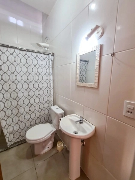 Casa mobiliada de esquina com 2 dormitórios a uma quadra do mar: 2ª foto da galeria de imagens do imóvel