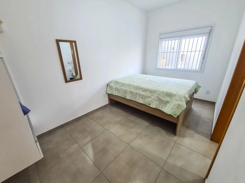 Casa mobiliada de esquina com 2 dormitórios a uma quadra do mar: 20ª foto da galeria de imagens do imóvel