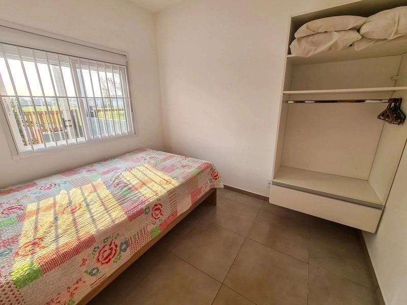 Casa mobiliada de esquina com 2 dormitórios a uma quadra do mar: 7ª foto da galeria de imagens do imóvel