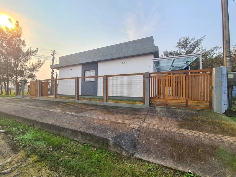 Casa mobiliada de esquina com 2 dormitórios a uma quadra do mar: 17ª foto da galeria de imagens do imóvel