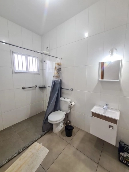 Casa mobiliada de esquina com 2 dormitórios a uma quadra do mar: 32ª foto da galeria de imagens do imóvel