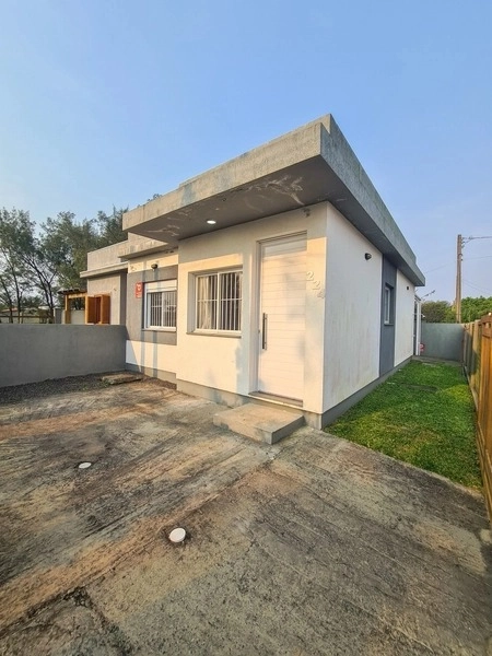 Casa mobiliada de esquina com 2 dormitórios a uma quadra do mar: 30ª foto da galeria de imagens do imóvel