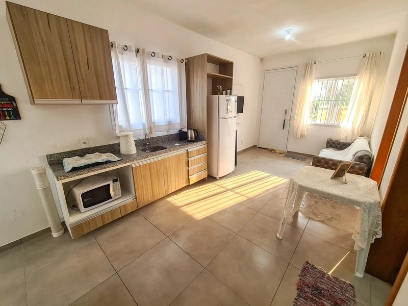 Casa mobiliada de esquina com 2 dormitórios a uma quadra do mar: 11ª foto da galeria de imagens do imóvel