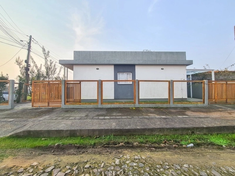 Casa mobiliada de esquina com 2 dormitórios a uma quadra do mar: 1ª foto da galeria de imagens do imóvel