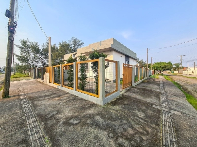 Casa mobiliada de esquina com 2 dormitórios a uma quadra do mar: 31ª foto da galeria de imagens do imóvel