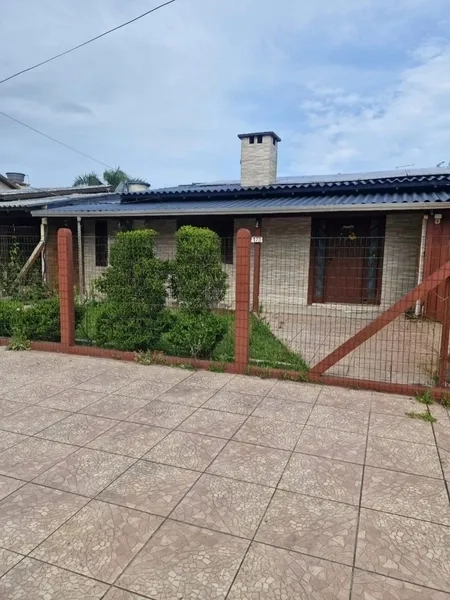 Casa com piscina e 3 dormitórios no bairro Jardim Beira Mar: 1ª foto da galeria de imagens do imóvel