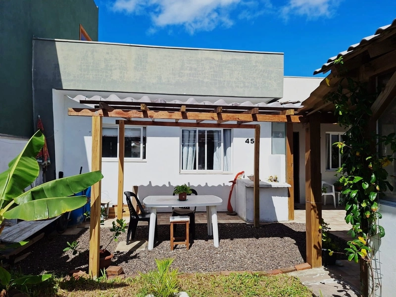 Casa a alguns passos da praia com 2 dormitórios: 1ª foto da galeria de imagens do imóvel