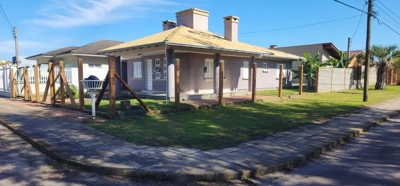 Casa à 3 quadras do mar com 3 dormitórios no bairro Zona Norte: 2ª foto da galeria de imagens do imóvel