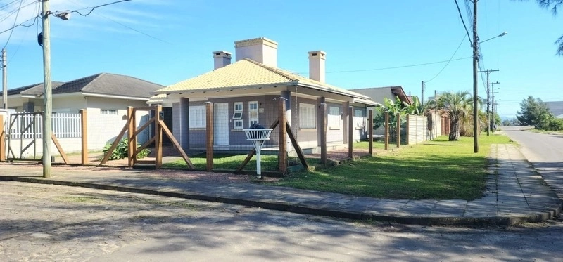 Casa à 3 quadras do mar com 3 dormitórios no bairro Zona Norte: 1ª foto da galeria de imagens do imóvel