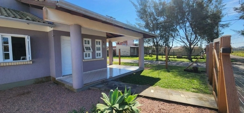 Casa à 3 quadras do mar com 3 dormitórios no bairro Zona Norte: 3ª foto da galeria de imagens do imóvel
