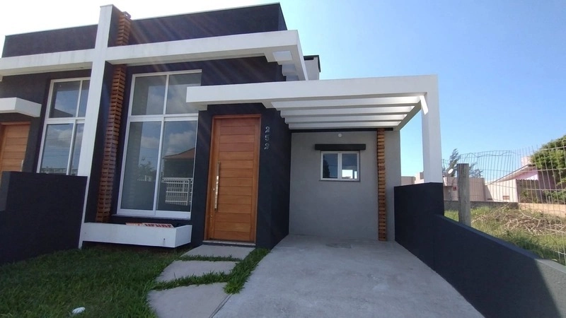 Casa com dois dormitórios próxima a praia: 1ª foto da galeria de imagens do imóvel