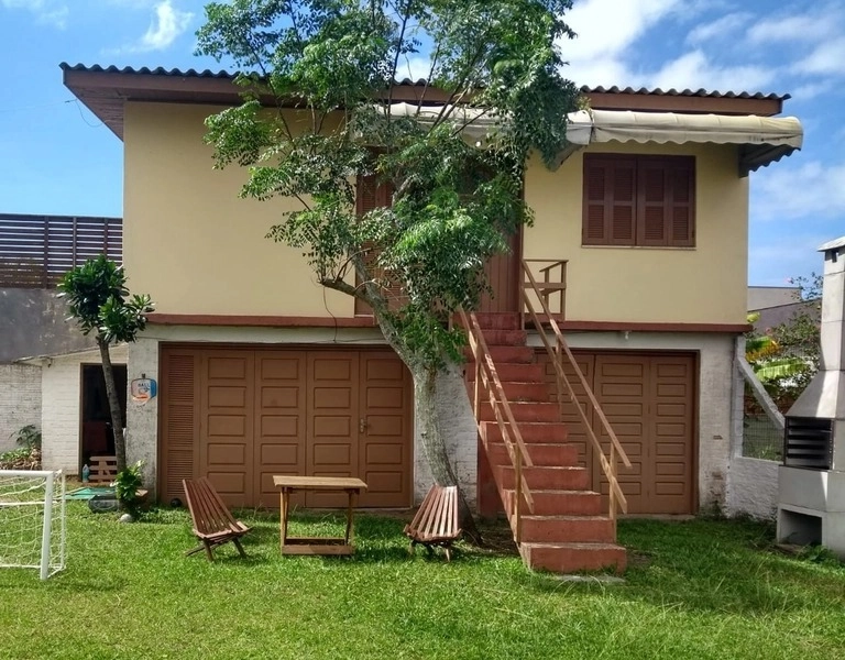 Casa com 2 dormitórios próxima a praia na Zona Norte: 1ª foto da galeria de imagens do imóvel