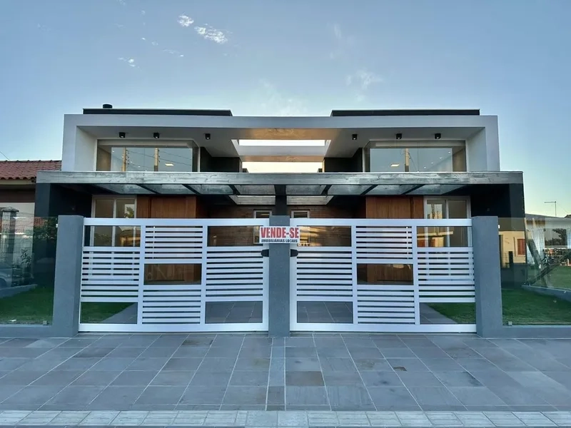 Casa Geminada com Alto Padrão de Construção no Jardim Beira Mar!