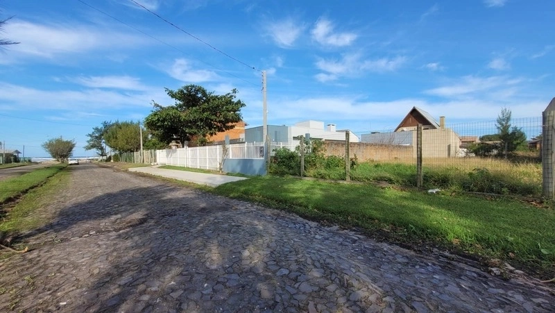 Terreno na avenida a menos de 1 quadra do mar: 3ª foto da galeria de imagens do imóvel