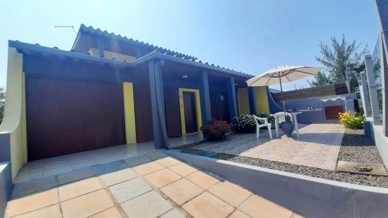 Ótima casa 1 quadra do mar 3 dormitórios + dependência - ampla: 1ª foto da galeria de imagens do imóvel