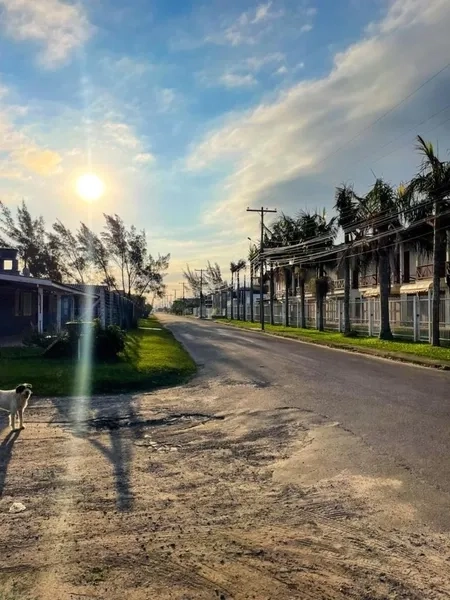Casa a 150m da praia com 3 dormitórios: 3ª foto da galeria de imagens do imóvel