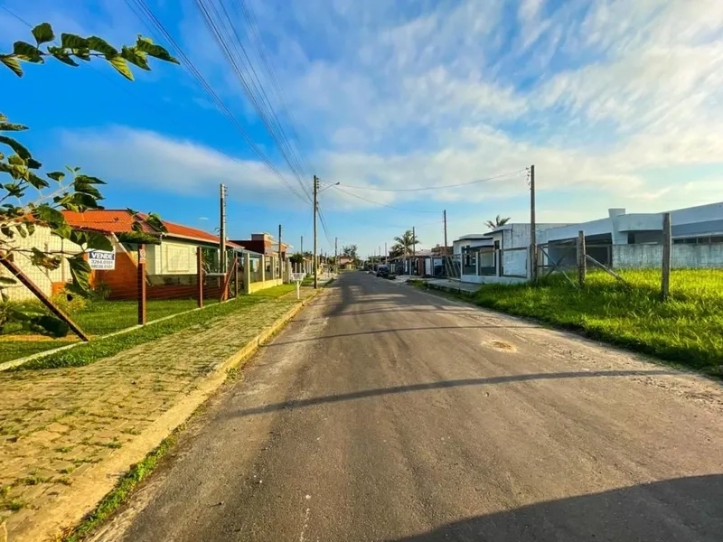 Casa a 150m da praia com 3 dormitórios: 2ª foto da galeria de imagens do imóvel