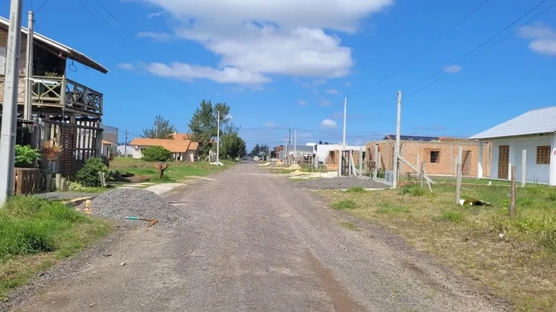 Terreno proximo a praça do bairro: 2ª foto da galeria de imagens do imóvel