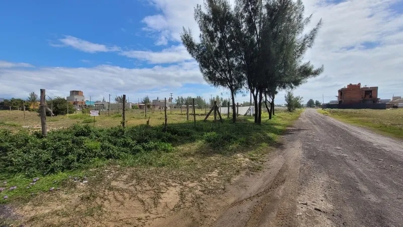 Terreno proximo a praça do bairro: 2ª foto da galeria de imagens do imóvel