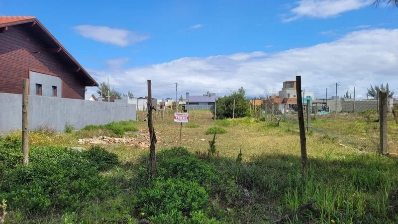 Terreno proximo a praça do bairro: 1ª foto da galeria de imagens do imóvel