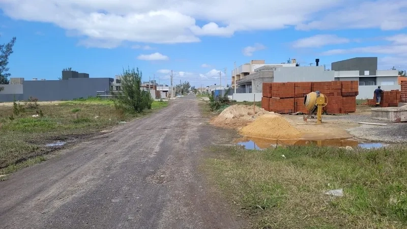 Terreno proximo a praça do bairro: 1ª foto da galeria de imagens do imóvel
