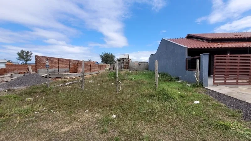 Terreno proximo a praça do bairro: 2ª foto da galeria de imagens do imóvel