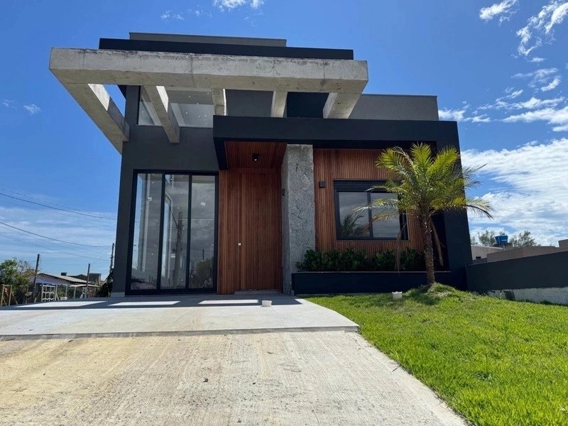 CASA 3 DORMITÓRIOS (2 SUÍTES) - ESQUINA  - 3 QUADRAS DO MAR