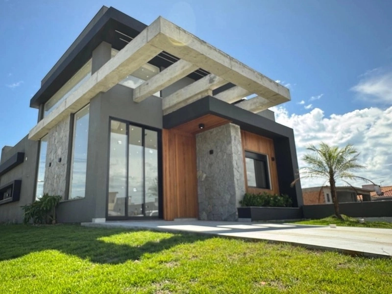 CASA 3 DORMITÓRIOS (2 SUÍTES) - ESQUINA  - 3 QUADRAS DO MAR: 2ª foto da galeria de imagens do imóvel