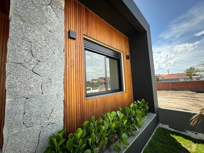 CASA 3 DORMITÓRIOS (2 SUÍTES) - ESQUINA  - 3 QUADRAS DO MAR: 5ª foto da galeria de imagens do imóvel