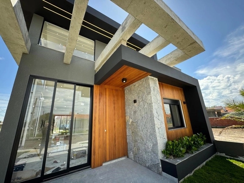 CASA 3 DORMITÓRIOS (2 SUÍTES) - ESQUINA  - 3 QUADRAS DO MAR: 3ª foto da galeria de imagens do imóvel