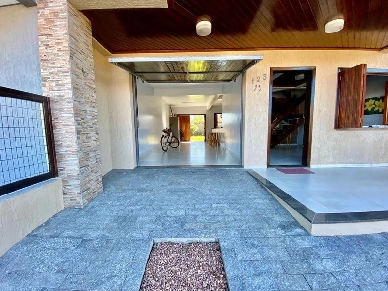 Casa com 3 dormitórios à duas quadras do mar no bairro Zona Nova: 2ª foto da galeria de imagens do imóvel