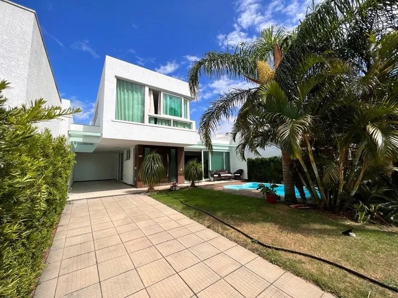 Casa de cinema com 4 Suítes e piscina no condomínio Condado: 1ª foto da galeria de imagens do imóvel