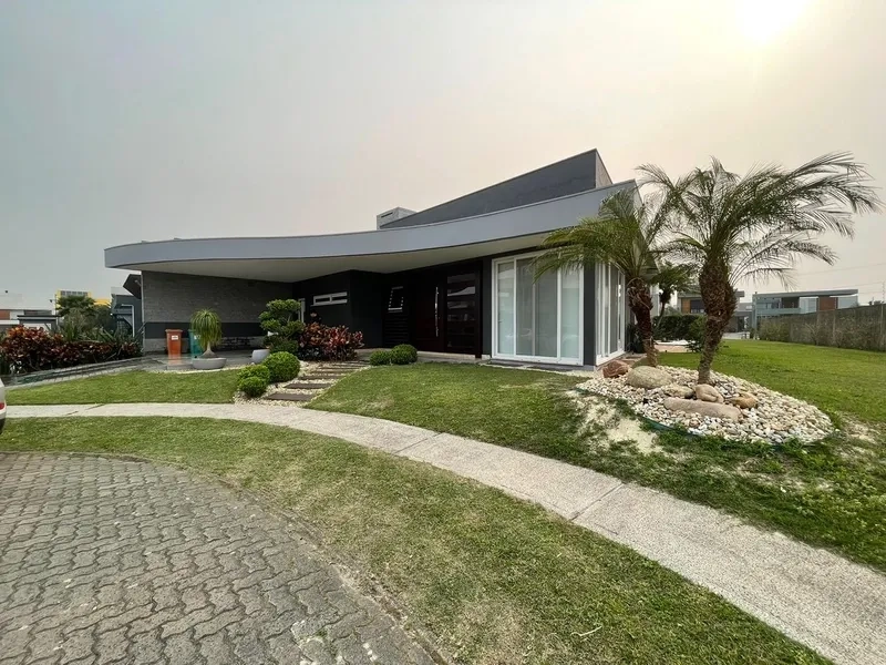 Casa com 3 suítes e piscina no condomínio Ihas Resort: 1ª foto da galeria de imagens do imóvel